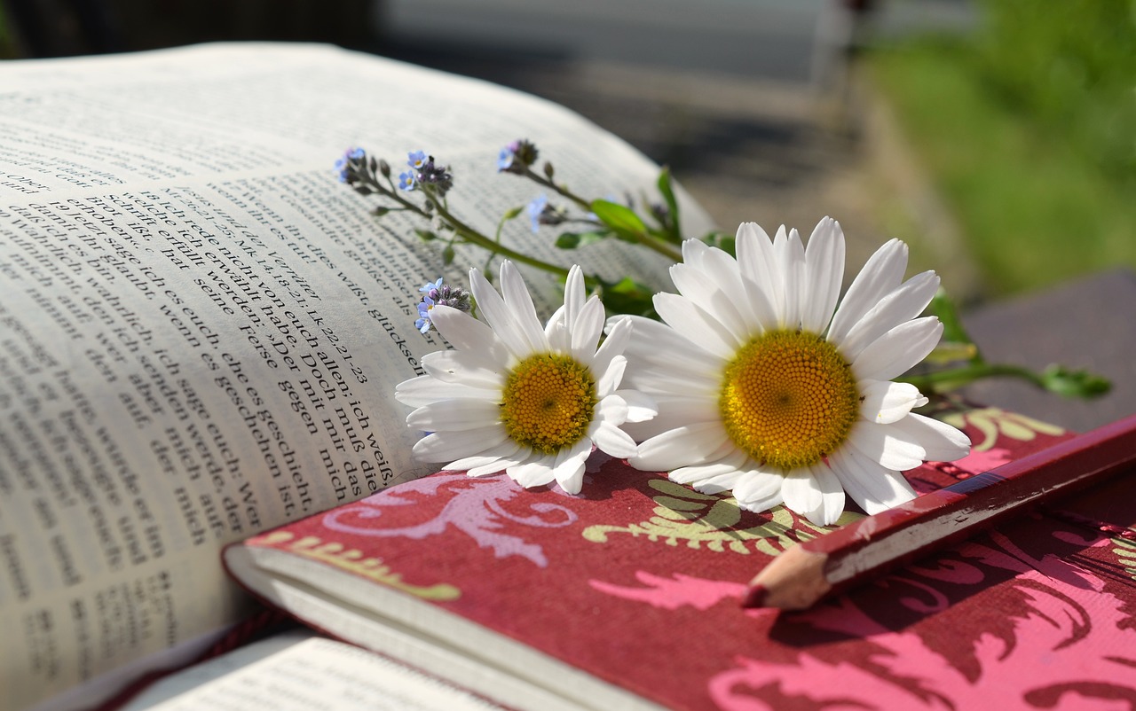 Bibel mit frischen Blumen dekoriert