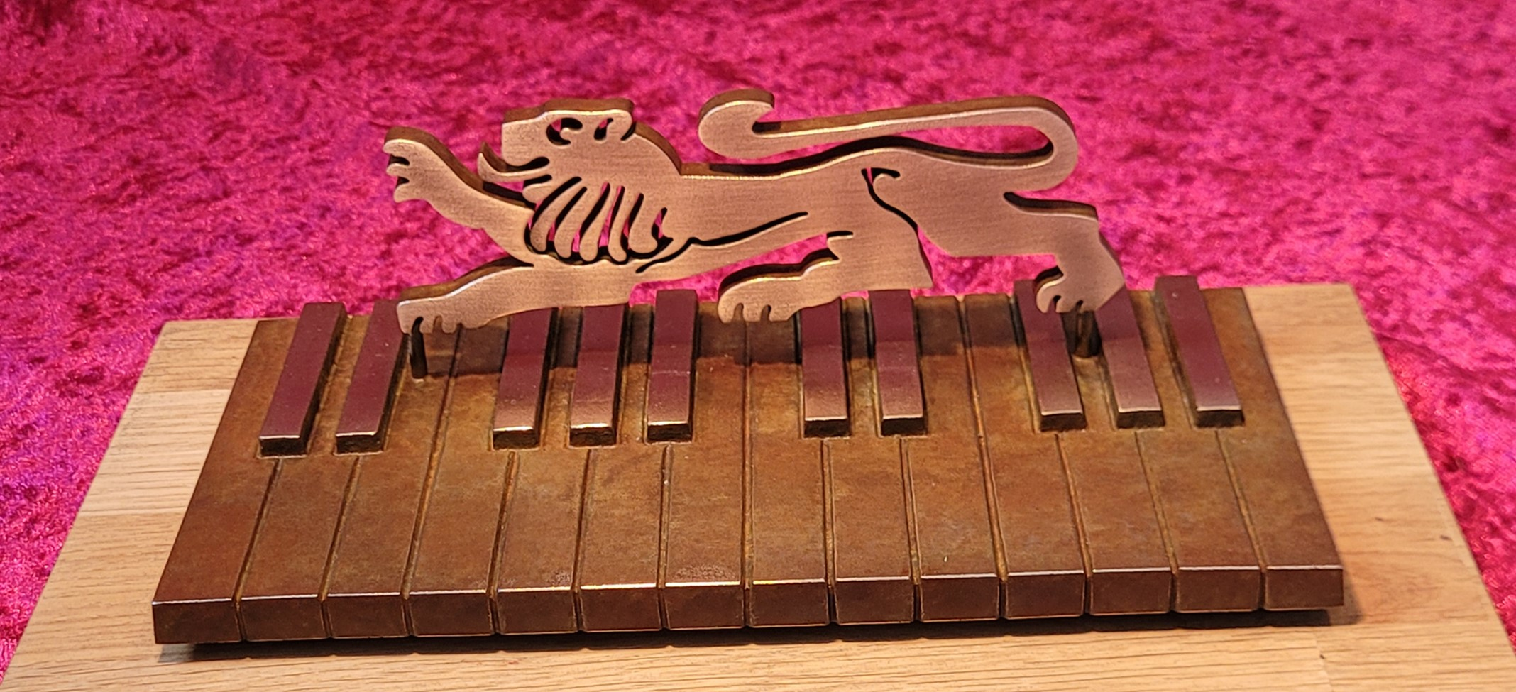 Zeigt ein Klaviertasten aus Holz