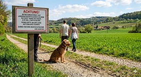 Verbotsschild am Rande der Wiese