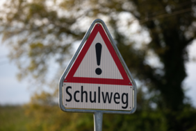Schild mit der Aufschrift Schulweg